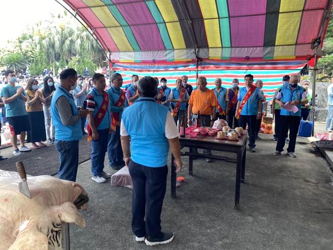 葉家後人依循祭祖古禮，每年清明節當天掃墓祭拜。（蔡明亘攝）