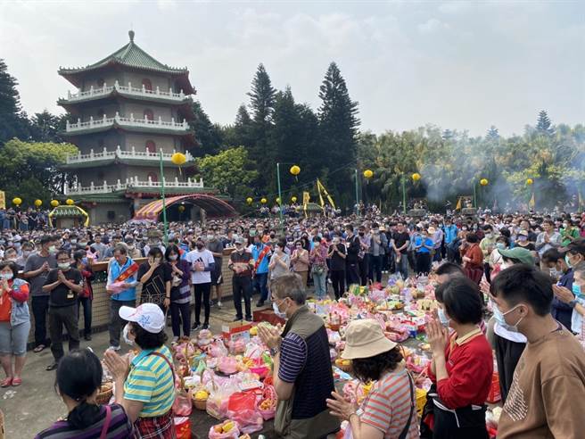 大量祭品舖滿地面，逾8000名葉家後人齊聚一堂持香祭拜，畫面十分壯觀。（蔡明亘攝）