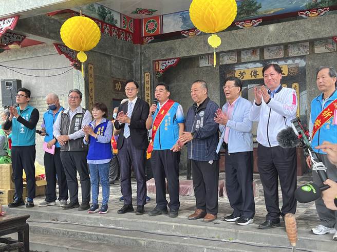 桃園市長張善政（左五）今日一早到新屋區葉家祭祖活動致意。（蔡明亘攝）