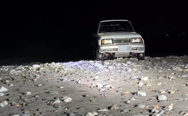 1辆吉普车停放太麻里沙滩上，海巡急寻车主。（翻摄画面）