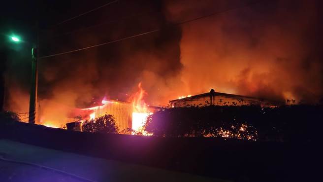 玉里鎮深夜火警，大火吞沒農舍民宅。（民眾提供）