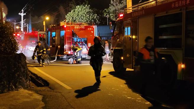 消防局動員18輛各式消防車與50幾人到場灌救。（民眾提供）