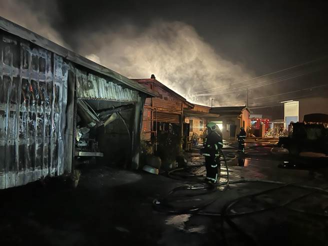 大火吞沒農舍民宅。（花蓮消防局提供）