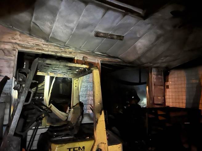 起獲農糧行農耕機具被燒火。（花蓮消防局提供）