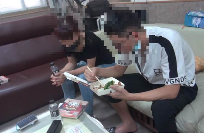 台中市刑大查获一起美魔女母子恋贩毒案，逮捕50岁主嫌林女及26岁男友、查扣毒品，依法送办。（台中警方提供／陈淑芬台中传真）