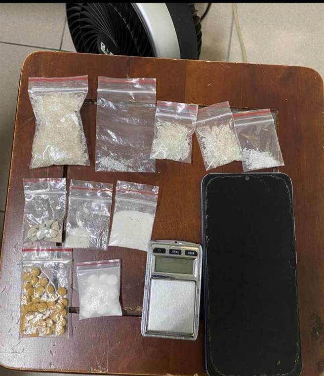 台中市刑大查获一起美魔女母子恋贩毒案，逮捕50岁主嫌林女及26岁男友、查扣毒品，依法送办。（台中警方提供／陈淑芬台中传真）