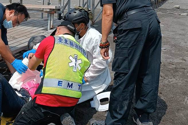 游客行走「夏日转场」步道，不明原因从步道尽头摔落沙滩。（民眾提供）