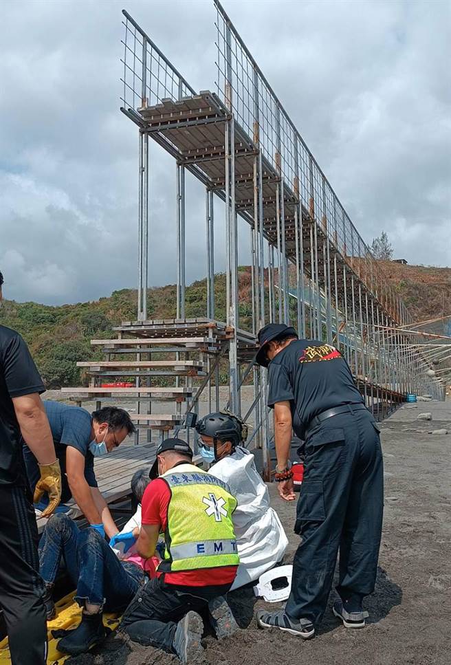 游客行走「夏日转场」步道，不明原因从步道尽头摔落沙滩。（民眾提供）