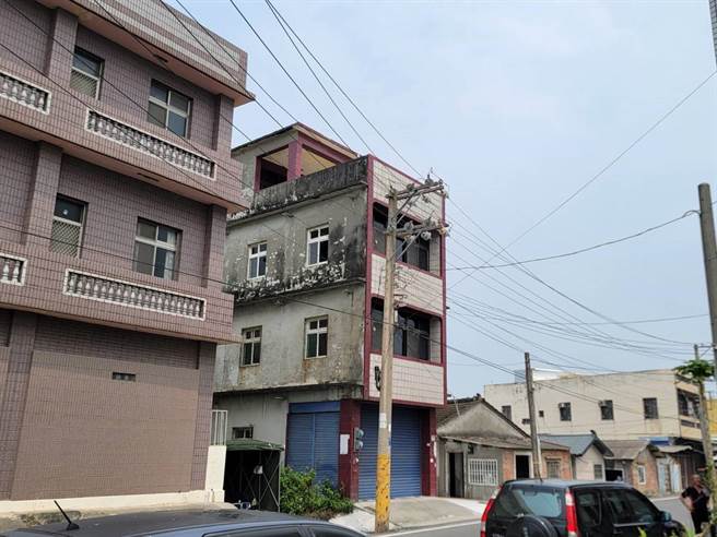 云林县口湖乡数百户民宅停电祭祖被迫中断，疑鸟类碰触电线酿祸。（民眾提供／张朝欣云林传真）