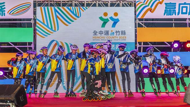 黄翌萱设计全中运主视觉LOGO，用2个路跑人形组合成「竹」字，带出速度感，顺着新竹的风，赢向未来。（罗浚滨摄）