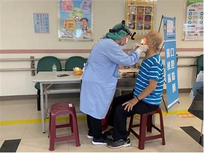 新竹市卫生局开放30岁以上设籍新竹市的市民预约报名整合性健康筛检，免费提供成人预防保健及四大癌症筛检服务，图为医师口腔癌筛检示意图。（新竹市政府提供／王惠慧新竹传真）