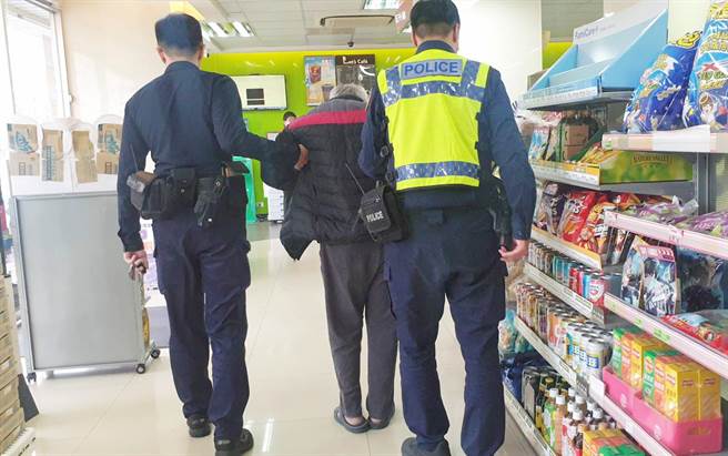 暖心的员警将两人先带回派出所休息，并通知社会局和他们的子女前来设法安置住的问题。（陈世宗摄）