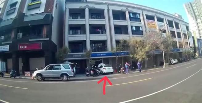 民眾在咖啡店內品嘗喝咖啡時，驚見一條巨蛇沿著人行道爬進某民宅前，不久鑽進一輛轎車前引擎蓋內，民眾目擊蛇出沒嚇到報警。（高雄市警方提供／林雅惠提供）