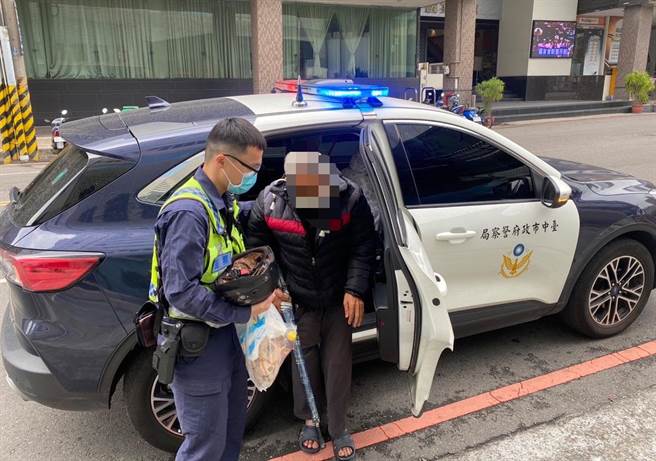 暖心的员警将两人先带回派出所休息，并通知社会局和他们的子女前来设法安置住的问题。（警方提供）