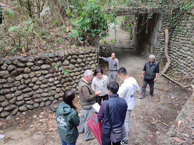 台中市霧峰區峰谷路208巷往山上的途中有1座石板隧道，遭居民擔憂有坍塌風險，立法委員林靜儀和台中市議員張芬郁日前聯絡農委會水土保持局安排現勘。（台中市議員張芬郁提供／潘虹恩台中傳真）