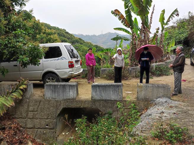 張芬郁與林靜儀日前接獲陳情，立即聯繫農委會水土保持局台中分局人員兩度到現場會勘，也安排水保局人員沿途記錄有塌陷疑慮的溪流駁坎、山路邊坡等。（台中市議員張芬郁提供／潘虹恩台中傳真）