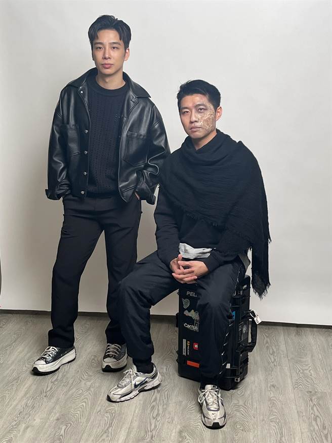 储旭（左）为香港演员曾文健Anderson化上《夜半歌声》特化妆。（Big Big Air Asia＆香港环球音乐提供）