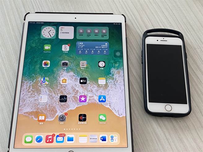 彰化县地方税务局举办「智慧生活e缴税」抽奖活动，提供iPhone手机、iPad等好礼。（孙英哲摄）