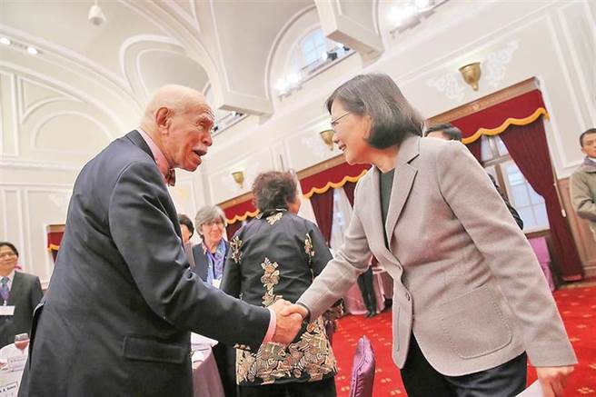 美国纽约大学法学院退休教授孔杰荣（左）拜会蔡英文总统的檔案照。（图／总统府提供）