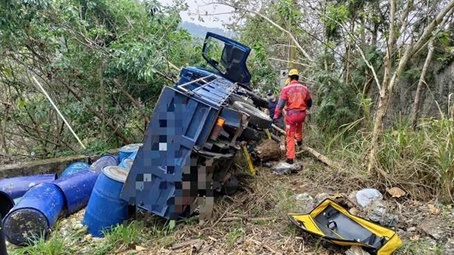 丰原区张姓男子，今天上午驾驶3吨半的货车，后斗载满厨余桶，疑因突然身体不适发生自撞，整辆货车翻落道路边坡。(台中市消防局提供)