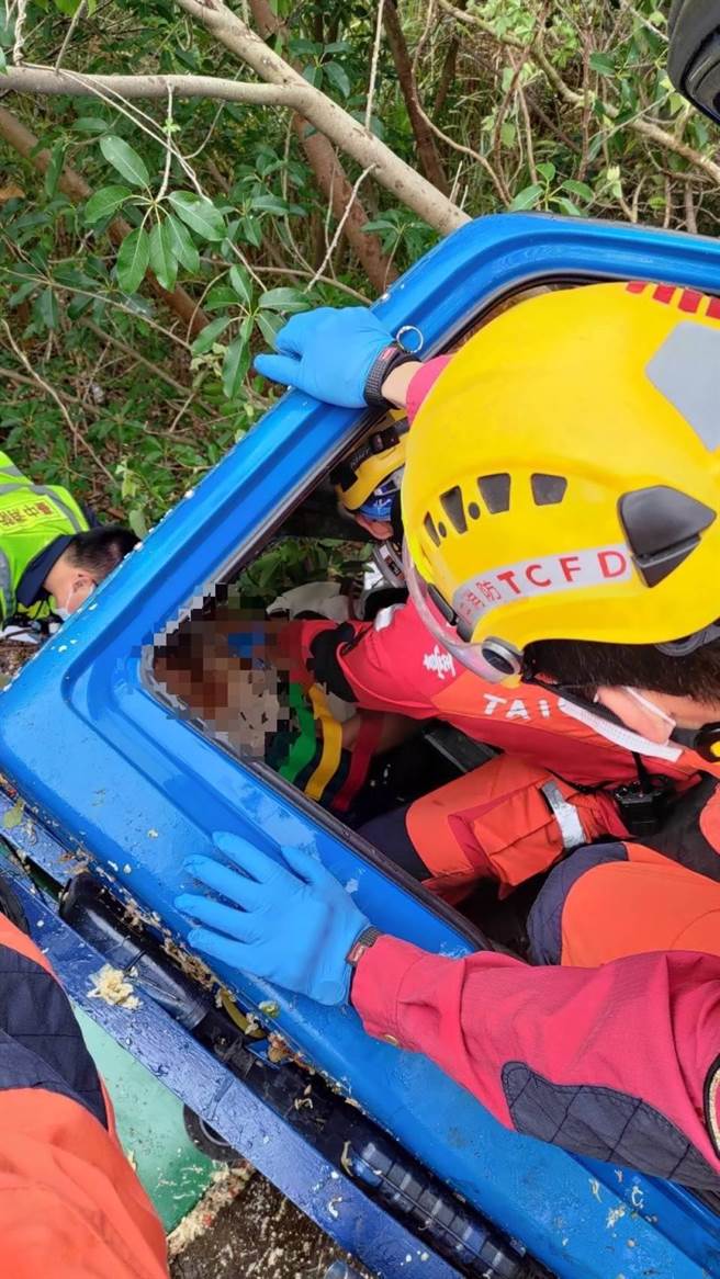 丰原区张姓男子，今天上午驾驶3吨半的货车，后斗载满厨余桶，疑因突然身体不适发生自撞，整辆货车翻落道路边坡。(台中市消防局提供)