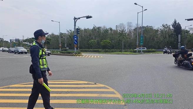 新城警分局上午在苏花改和平村路段疏导交通，车流量仍顺畅。（新城警分局提供）