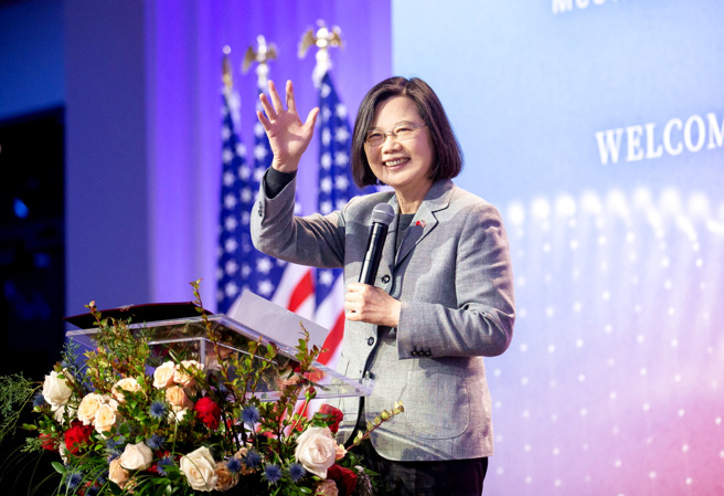 「蔡麦会」即将登场，英国广播公司（BBC）评论台湾会否被「爱到死」？指出台湾陷入「危险三角恋」，在「蔡麦会」举行、马英九访陆的同时，台湾也需要大陆国家主席习近平接美国的电话。图为3月30日蔡英文在纽约台湾社群活动上致词。（图／路透社、总统府提供）