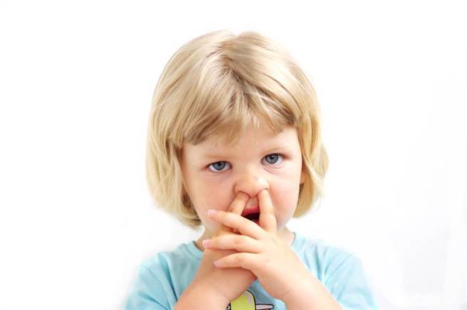 胸腔暨重症专科医师黄轩表示，一直想挖鼻孔可能患有鼻腔内疾病、内心疾病及空气潮湿影响。(示意图，达志提供)