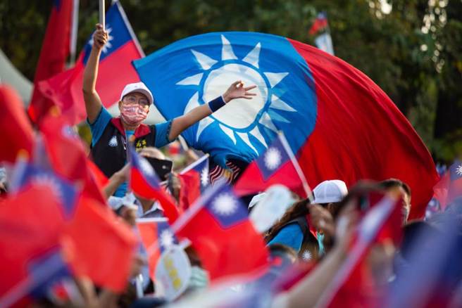 对于刘世忠将国旗用作垫桌布的行为，陈以信相当不满。（示意图，中时资料照，袁庭尧摄）
