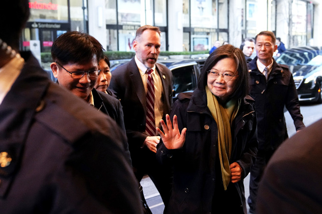 图为蔡英文3月30日过境纽约、进入下榻饭店的画面。（图／美联社）