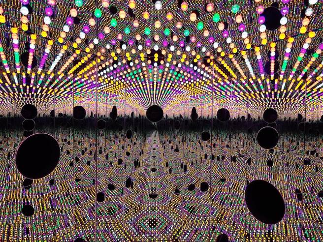 草间弥生《我心飞向宇宙》是首次在亚洲拍卖的镜屋作品。（苏富比提供）