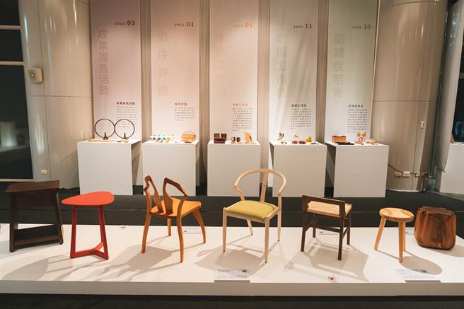 嘉義市「優木良品」獲認證的家具產品在市立博物館展出。（嘉義市政府文化局提供／廖素慧嘉市傳真）