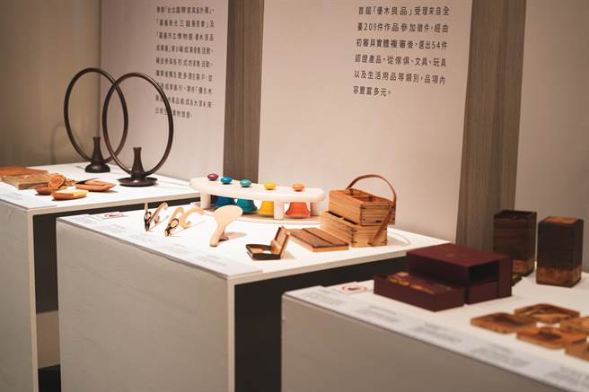 嘉義市「優木良品」獲認證的文具及生活用品，在市立博物館展出。（嘉義市政府文化局提供／廖素慧嘉市傳真）
