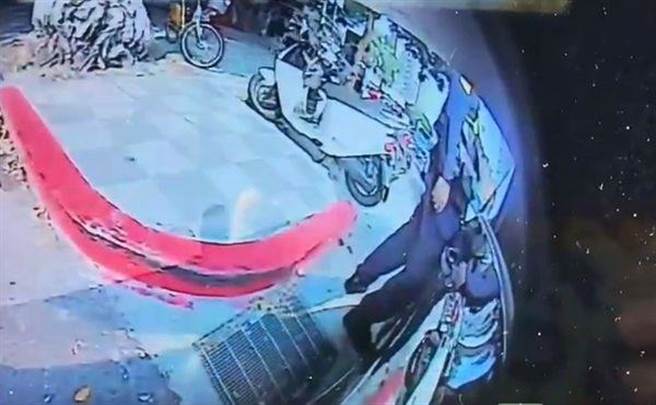 民眾指控警方弯腿假装被撞。（翻摄网路）