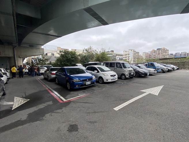 武陵路与公道五路四段路口的桥下空间取消收费后，长时间被车辆占用环境脏乱，日前办理会勘。（林彦甫提供／王惠慧新竹传真）