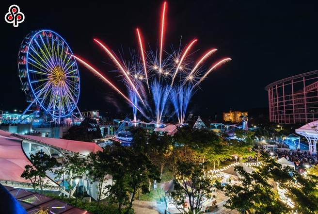 台北市兒童新樂園4月1日至5日連假期間，開放國小以下學童連同1名陪同家長免費入園，吸引許多人潮前來，園區天空步道區域晚間更施放「許願綻放星空煙火」絢爛煙火秀。（郭吉銓攝）