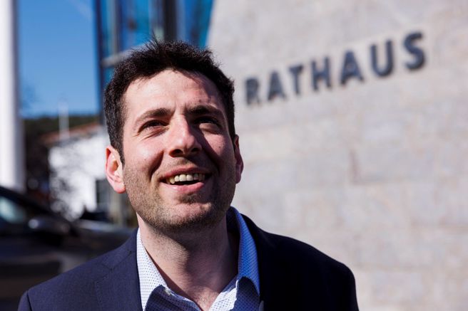 阿爾謝布爾（Ryyan Alshebl）於2015年以難民身分抵達德國，日前以55.41%選票擊敗另外2名德國候選人，當選德國西南部一座城市的首長。（圖/ 路透社）