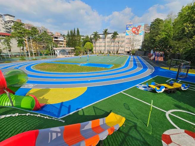 北市辛亥国小更新操场跑道，无沟盖的设计，让孩子们可以尽情奔跑。（辛亥国小提供／张芷瑜台北传真）