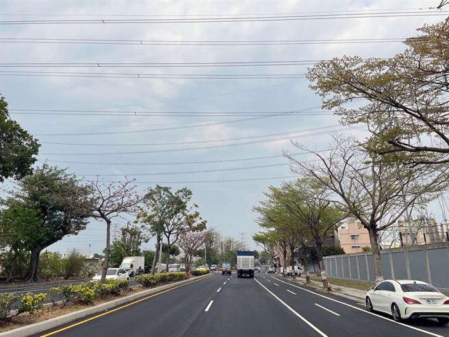 台南市北区大港观海桥至文贤路段的中华北路，近日完成路平改善工程。（工务局提供／洪荣志台南传真）