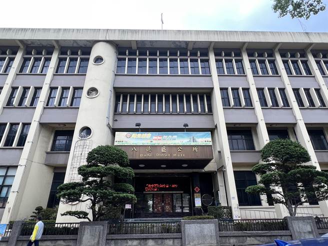 呂姓男子欠稅逾400萬，但名下土地是既成道路，法拍多次仍乏人問津，桃園市地稅局以聲明承受方式，將土地抵償欠稅近200萬元給桃園市府，並由八德區公所接管，同步解決欠稅和預算不足無法徵收道路用地的問題。（蔡依珍攝）