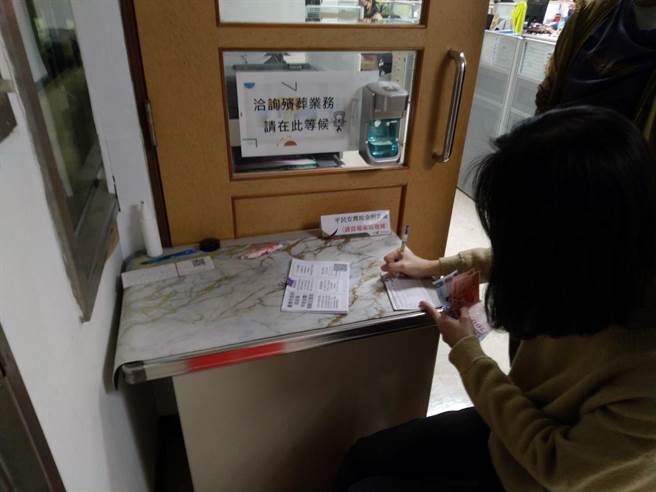 台南市政府成立平民安葬專戶，接受各界善心人士捐款，讓居住於台南市的低收入戶、中低收入戶、經濟弱勢及孤苦無依者透過區公所申請補助，協助處理喪葬事宜。（市府提供／洪榮志台南傳真）