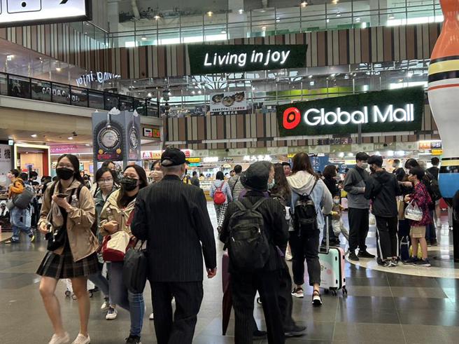 （连假车站商场人潮满出，Global Mall业绩大增30％。图／环球提供）