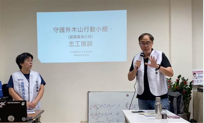 护海公投领衔人王醒之（右）与律师蔡雅滢举办四接护海公投的志工培训说明会。（徐佑升摄）