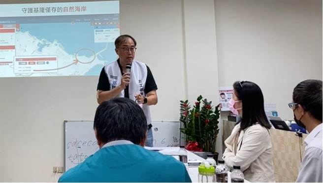 护海公投领衔人王醒之向志工说明为何要推行公投，要让地方人民的声音浮现。（徐佑升摄）
