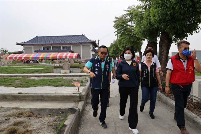 云林县长张丽善（左二）视察纳骨塔与公墓，强化设施提升殡葬服务量能。（张朝欣摄）