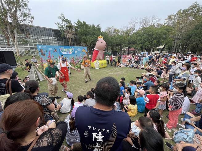 顽皮世界动物园因逢儿童节人潮爆满。（台南市观旅局提供／程炳璋台南传真）