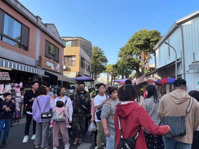 安平老街这波连假人潮较去年同期成长。（台南市观旅局提供／程炳璋台南传真）