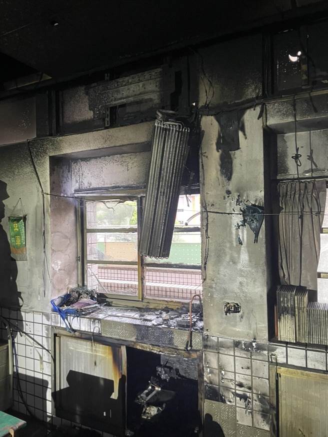 桃园市慈文国小疑似冷气机起火，消防人员赶紧扑灭火势。（翻摄照片）