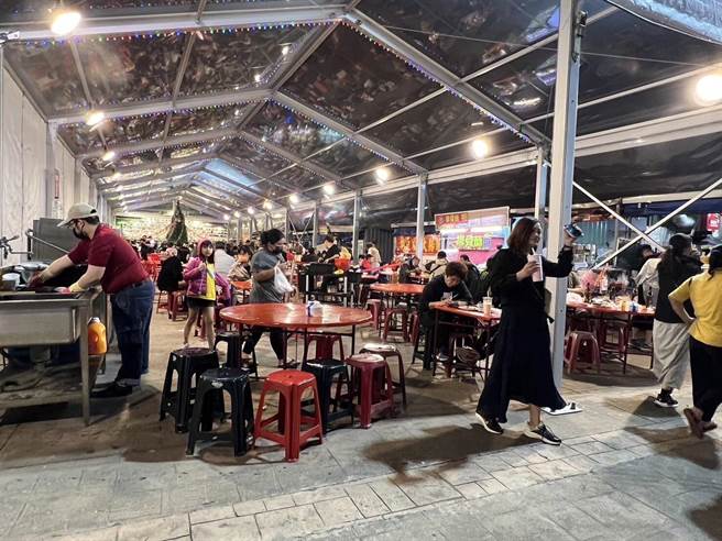 东大门夜市有不少美味摊商，观光客逛夜市品嚐。（花莲县府提供／王志伟花莲传真）