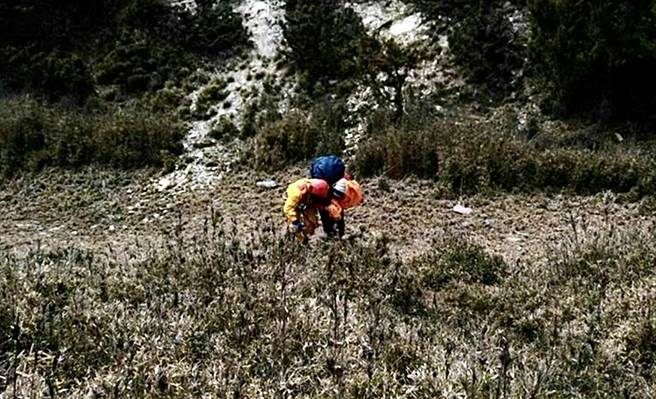 20人登山队行经信义乡本乡山遇雷阵雨，其中1名协作疑遭雷击击落树枝砸伤待援。（本报资料照片／杨静茹南投传真）